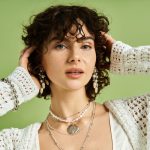Femme portant des bijoux Baya superposés autour du cou et aux poignets.